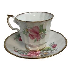 Elizabethan Tea Cup & Saucer Pink White Chestnut Roses England Bone China Flower